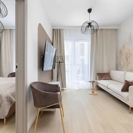 Stylowy Z Klimatyzacja I Balkonem Blisko Starego Miasta By Renters Apartment