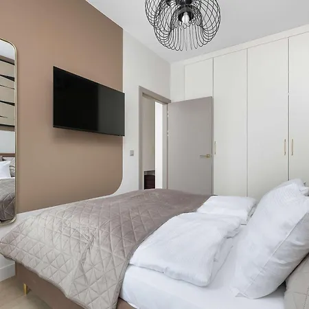 Apartment Stylowy Z Klimatyzacja I Balkonem Blisko Starego Miasta By Renters
