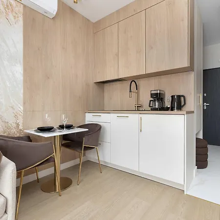 Stylowy Z Klimatyzacja I Balkonem Blisko Starego Miasta By Renters Apartment