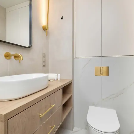 Stylowy Z Klimatyzacja I Balkonem Blisko Starego Miasta By Renters Apartment